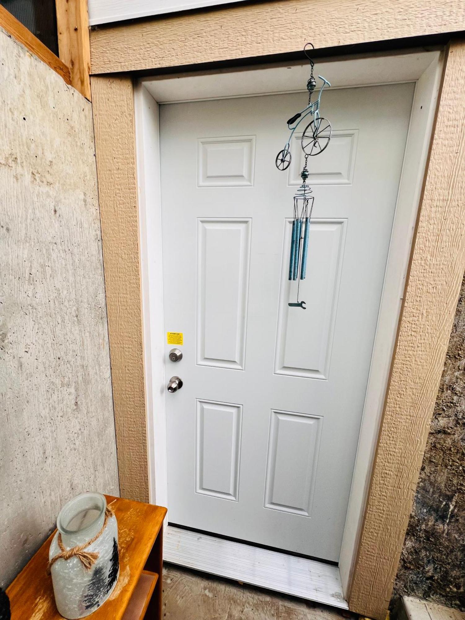 Chestermere A Classic Homely Basement Suite! מראה חיצוני תמונה