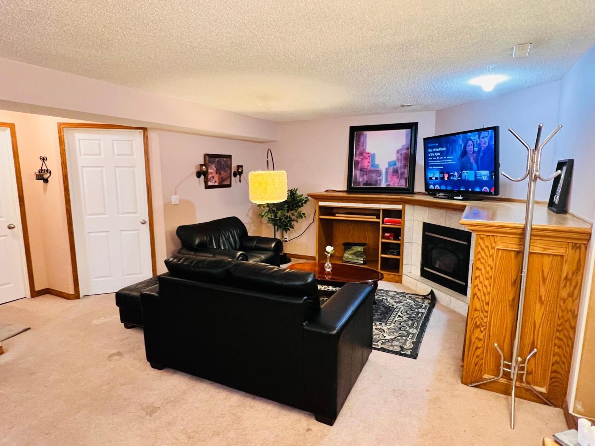 Chestermere A Classic Homely Basement Suite! מראה חיצוני תמונה