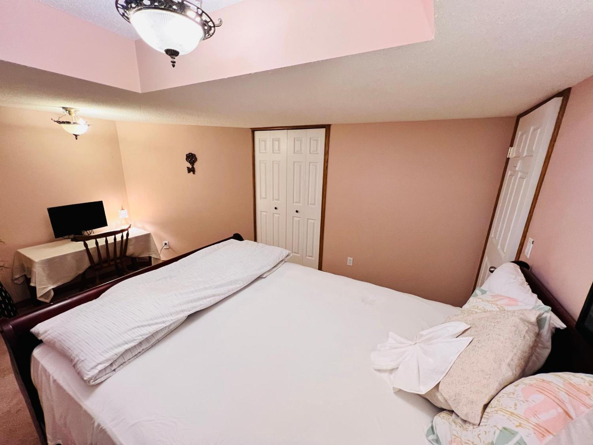 Chestermere A Classic Homely Basement Suite! מראה חיצוני תמונה