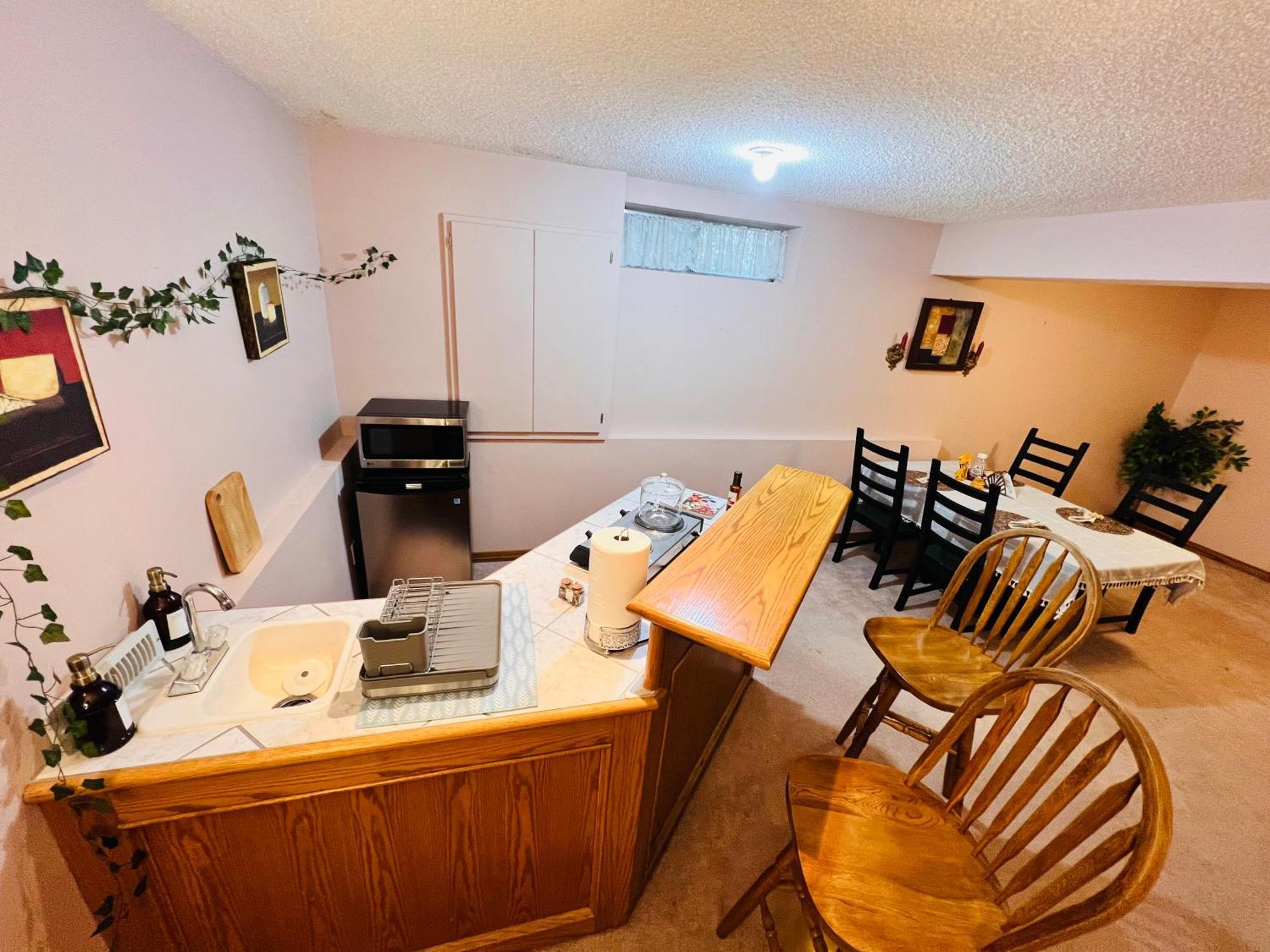 Chestermere A Classic Homely Basement Suite! מראה חיצוני תמונה