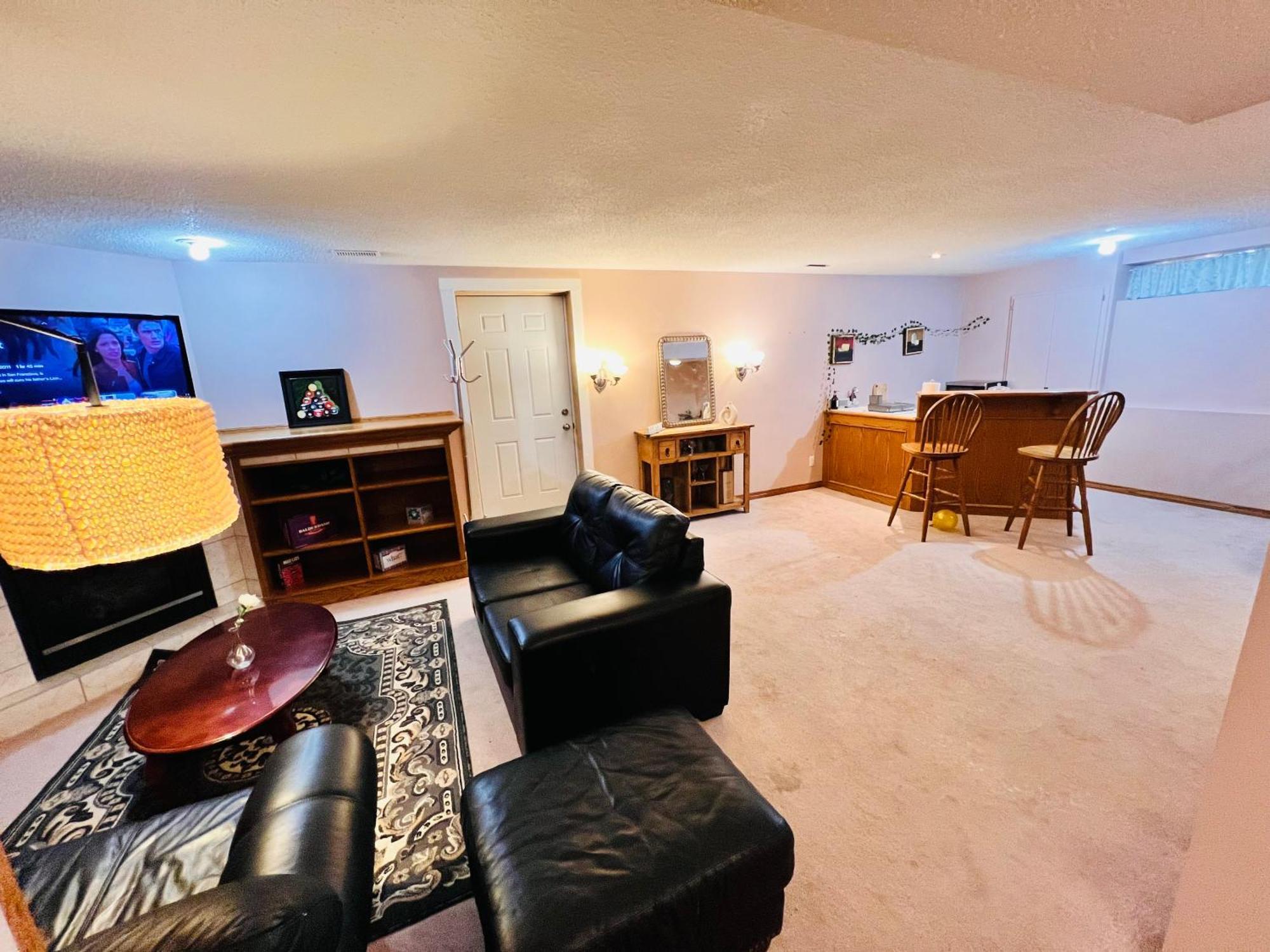 Chestermere A Classic Homely Basement Suite! מראה חיצוני תמונה
