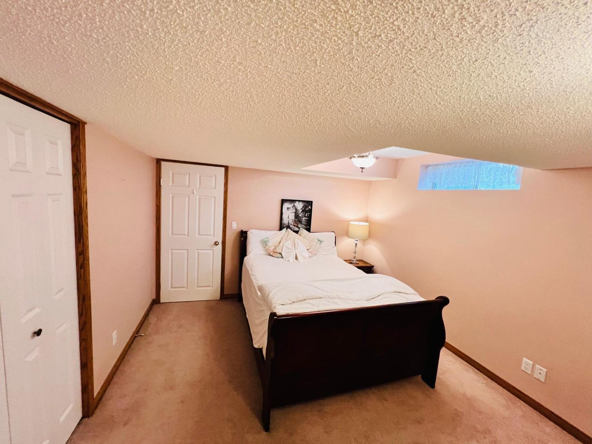 Chestermere A Classic Homely Basement Suite! מראה חיצוני תמונה